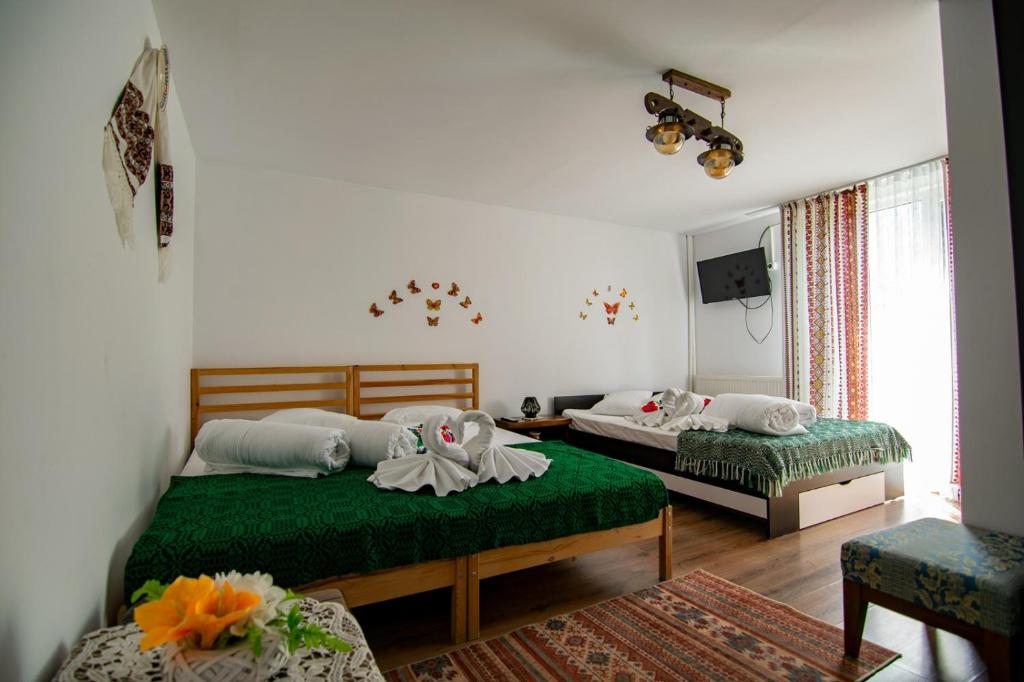 Cameră dublă cu balcon, decorațiuni populare pe perete