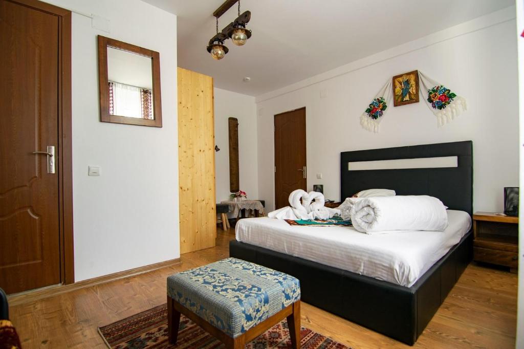 Cameră dublă, decor cald cu motive populare brodate