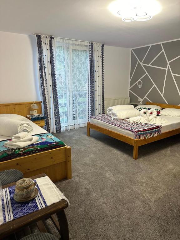 Cameră triplă clasică cu perete decorativ geometric