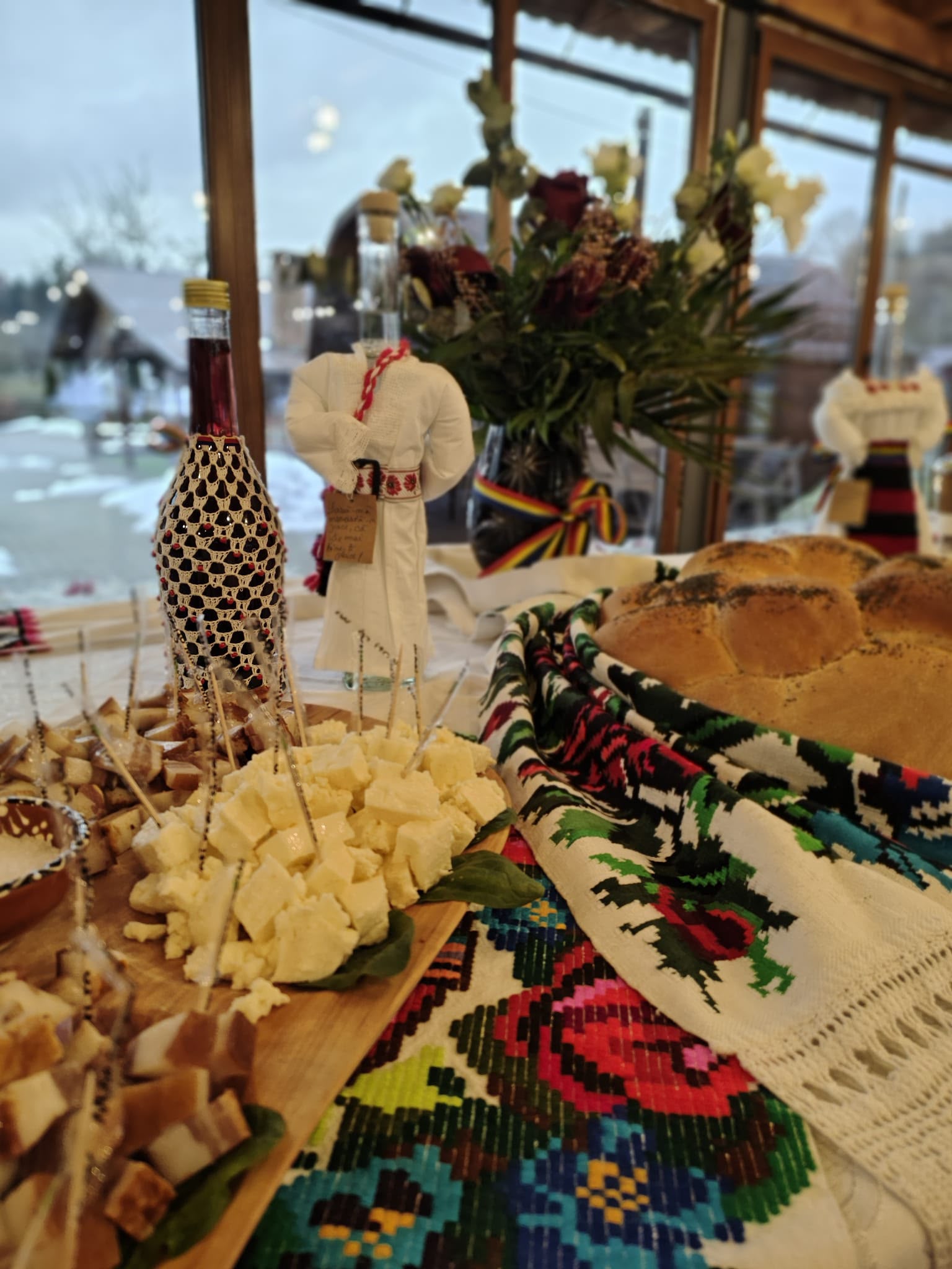 Platou tradițional cu brânză, pâine și țuică