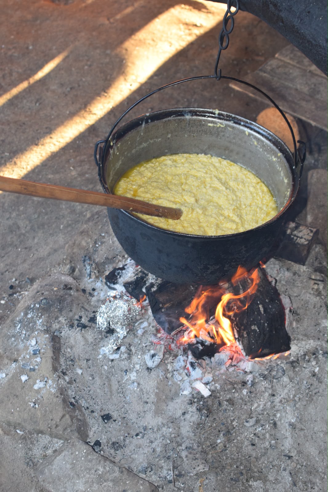 Mămăligă la ceaun, gătită pe foc de lemne