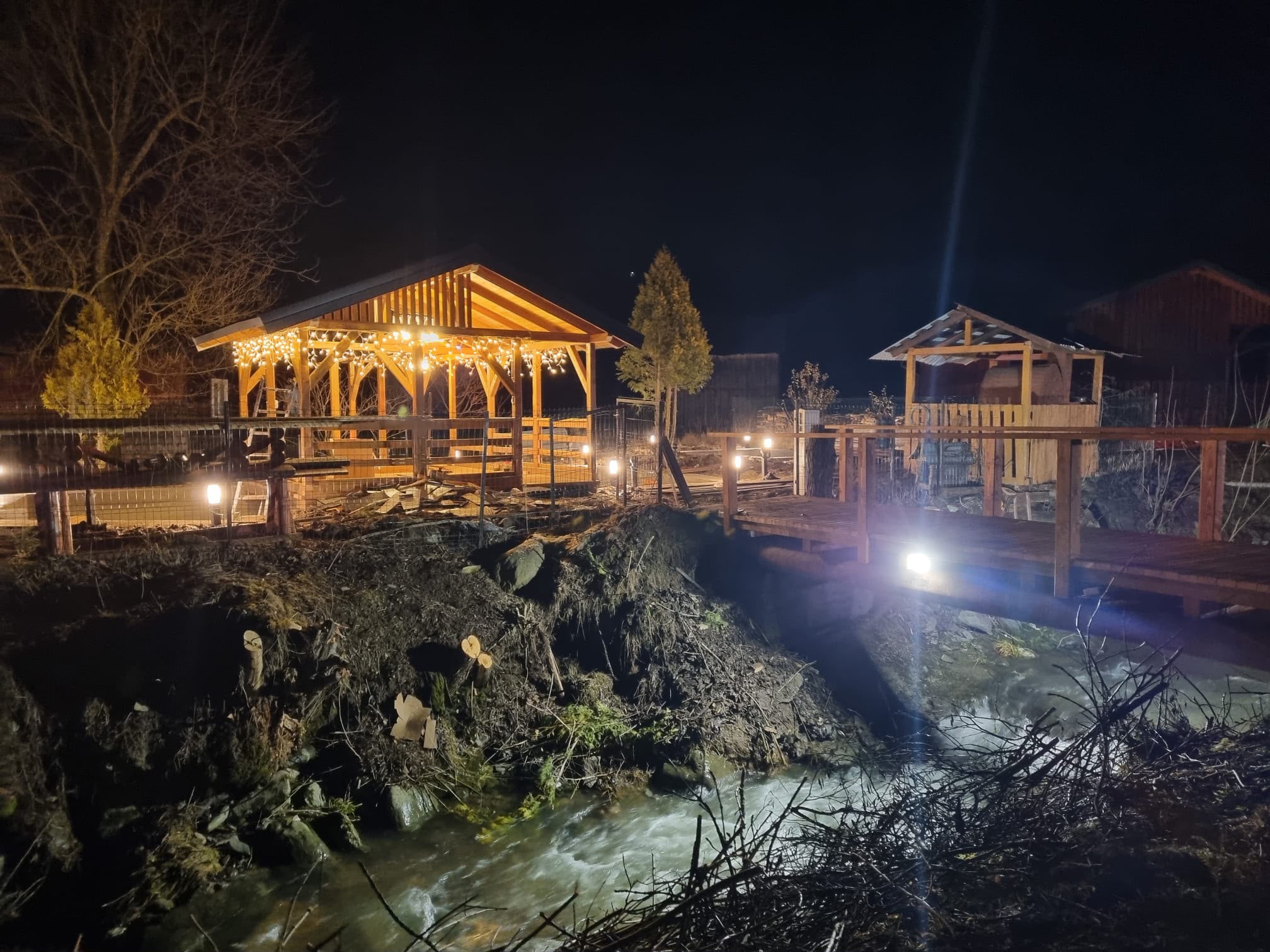 Foișor luminat noaptea, lângă râul Iza